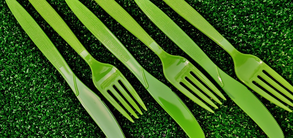 Široko korištena reč plastika nije u potpunosti analogna sa tehničkim pridevom plastičan