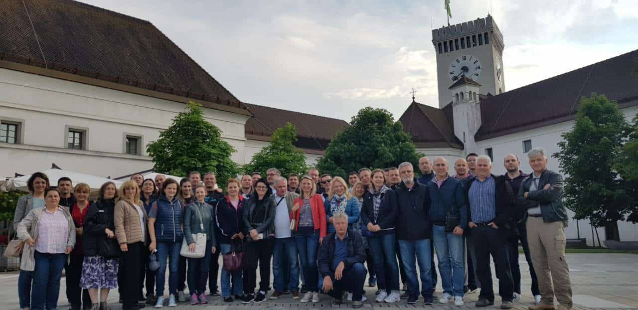 Aco tim sa saradnicima ispred restorana u Ljubljani