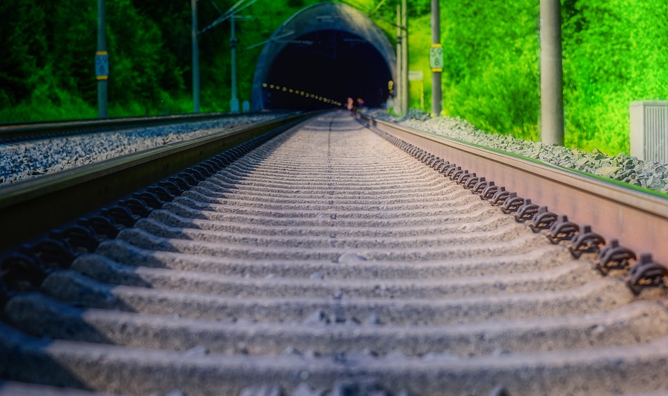 Pruga za voz kroz tunel
