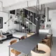 Moderan stan sa zelenim zidom i minimalističkim enterijerom (VIDEO)
