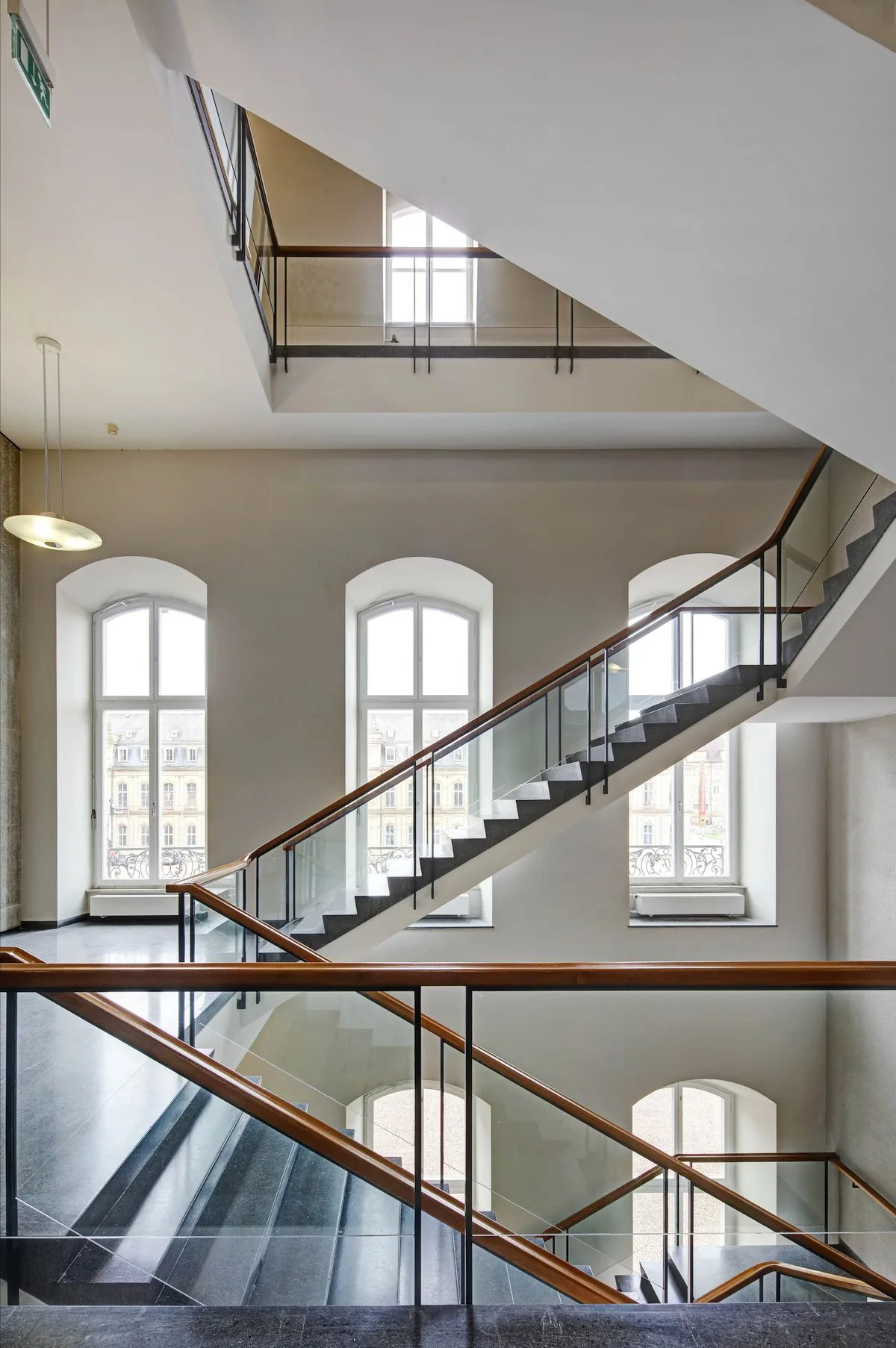 SWISSPACER Neues Schloss Stuttgart 4 hr jpg