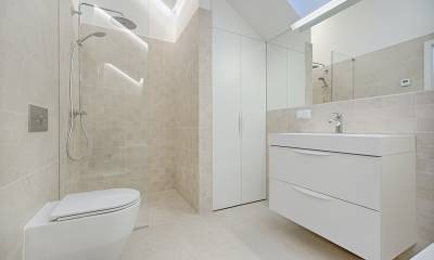 Belo kupatilo oprema i enterijer