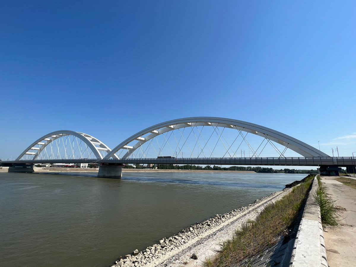 Železničko-drumski lučni most na Dunavu, Novi Sad