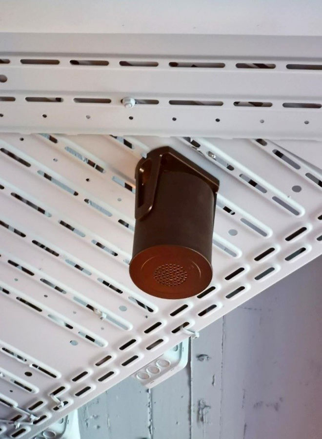 Slika 3 – Zvučnici sistema za maskiranje instalirani u enterijeru jedne kancelarije otvorenog tipa