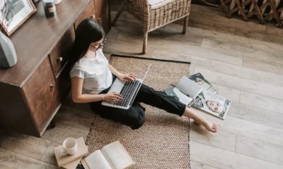 Devojka sedi na podu za laptopom
