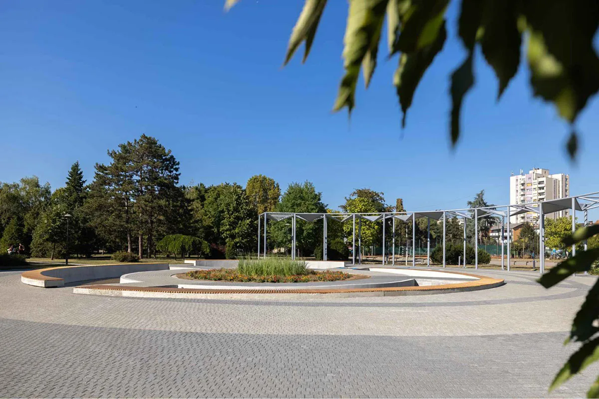 Plato sa fontanom u Velikom parku, Šabac, projekat: MZ Studio / foto: Đorđe Đerić