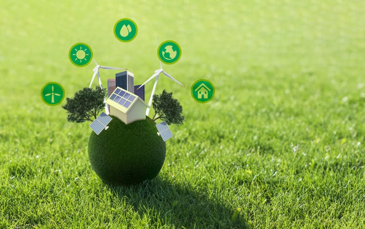maketa energetske kućice na zelenoj travi