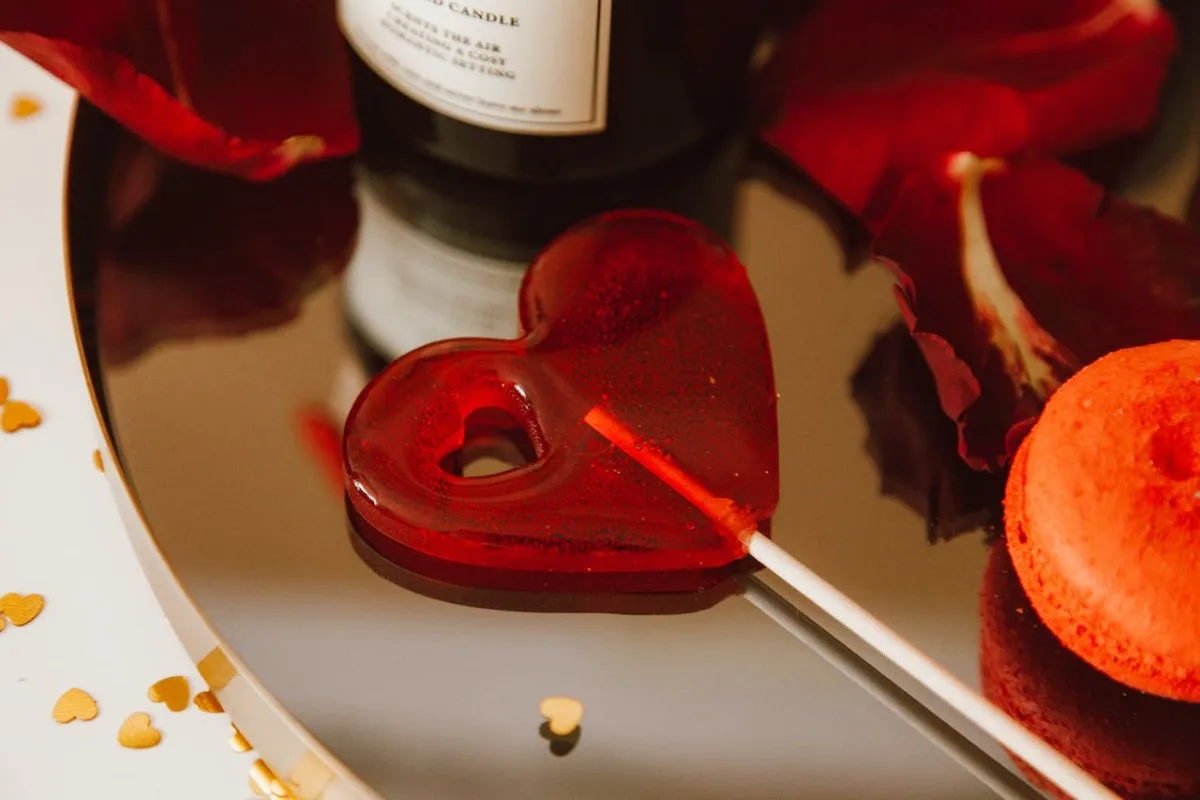 lizalica u obliku srca i vino