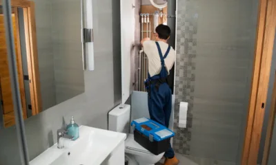majstor brusi pločice u kupatilu
