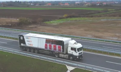 kamion na putu sa reklamom klima block na ciradi kamiona