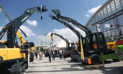 građevinske mašine postavljene na plato ispred zgrade sajma u Beogradu