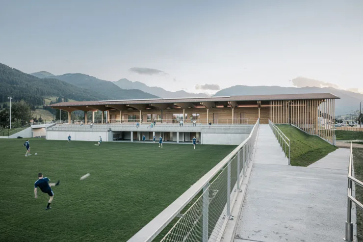 Sportski i rekreacioni centar za porodicu “Lungau Arena” / Arhitekta: LP architektur; Tom Lechner, Ulrich Bayr, Jakob Pöttler / Lokacija: St. Michael im Lungau, Austrija / foto: Markus Rohrbacher