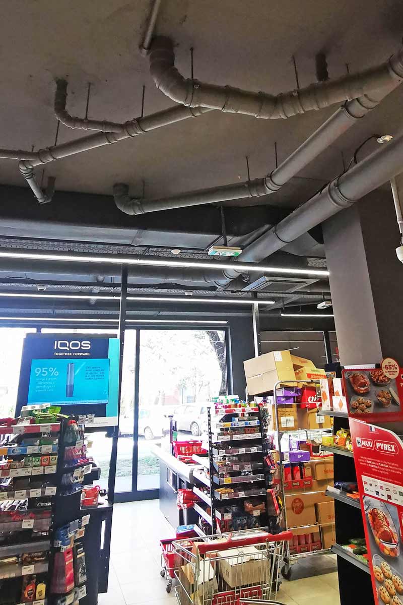 Slika 2 - Primer nezaštićenih cevnih instalacija koje iz stanova iznad prolaze u prostor samoposluge / foto: Prof. dr Miomir Mijić