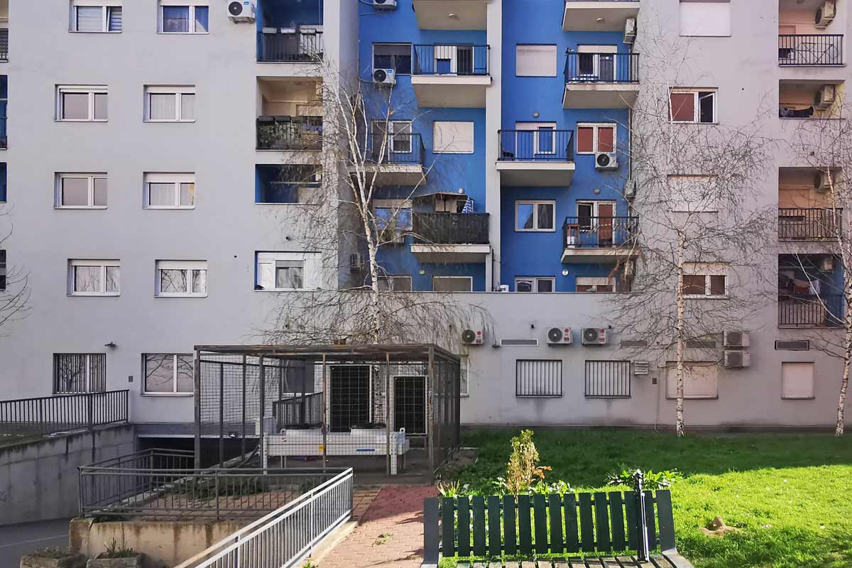 Slika 5 - Primer smeštaja grupe spoljašnjih jedinica samoposluge neposredno ispod prozora stanova, pri tome bez bilo kakvih zaštitnih intervencija za smanjenje nivoa buke na prozorima / foto: Prof. dr Miomir Mijić