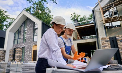 Arhitekta i izvođač radova na gradilištu gledaju projektni plan