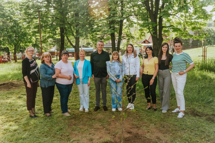 Lafarge Srbija donirao sadnice drveća za opštinu Beočin / foto: Lafarge Srbija