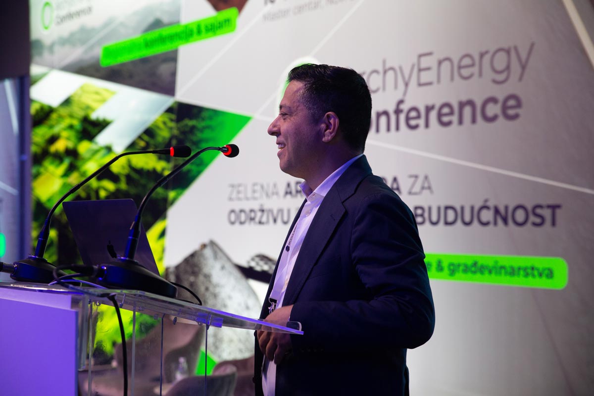  Ioannis Bougiouklis drži prezentaciju na prvom panelu stručne konferencije i sajma ArchyEnergy 2025 / foto: ArchyEnergy