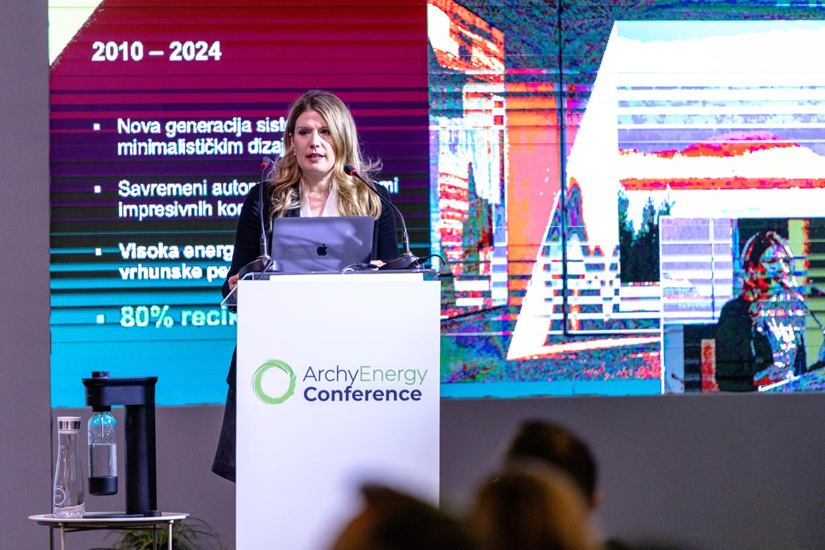 Ivana Petronijević, ALUMIL, drži prezentaciju na stručnoj konferenciji i sajmu ArchyEnergy 2025 / foto: ArchyEnergy