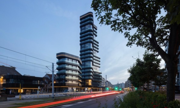Kompleks Heldentoren na Heldenplein-u u Knokke-Heist-u sastoji se od tri zgrade sa zajedničkim podzemnim parkingom: gotovo 70 metara visoka kula, zgrada sa 7 spratova i paviljon / foto: Sarah Blee | © Neutelings Riedijk Architects