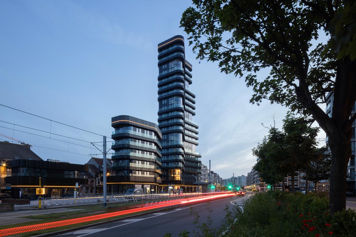 Kompleks Heldentoren na Heldenplein-u u Knokke-Heist-u sastoji se od tri zgrade sa zajedničkim podzemnim parkingom: gotovo 70 metara visoka kula, zgrada sa 7 spratova i paviljon / foto: Sarah Blee | © Neutelings Riedijk Architects