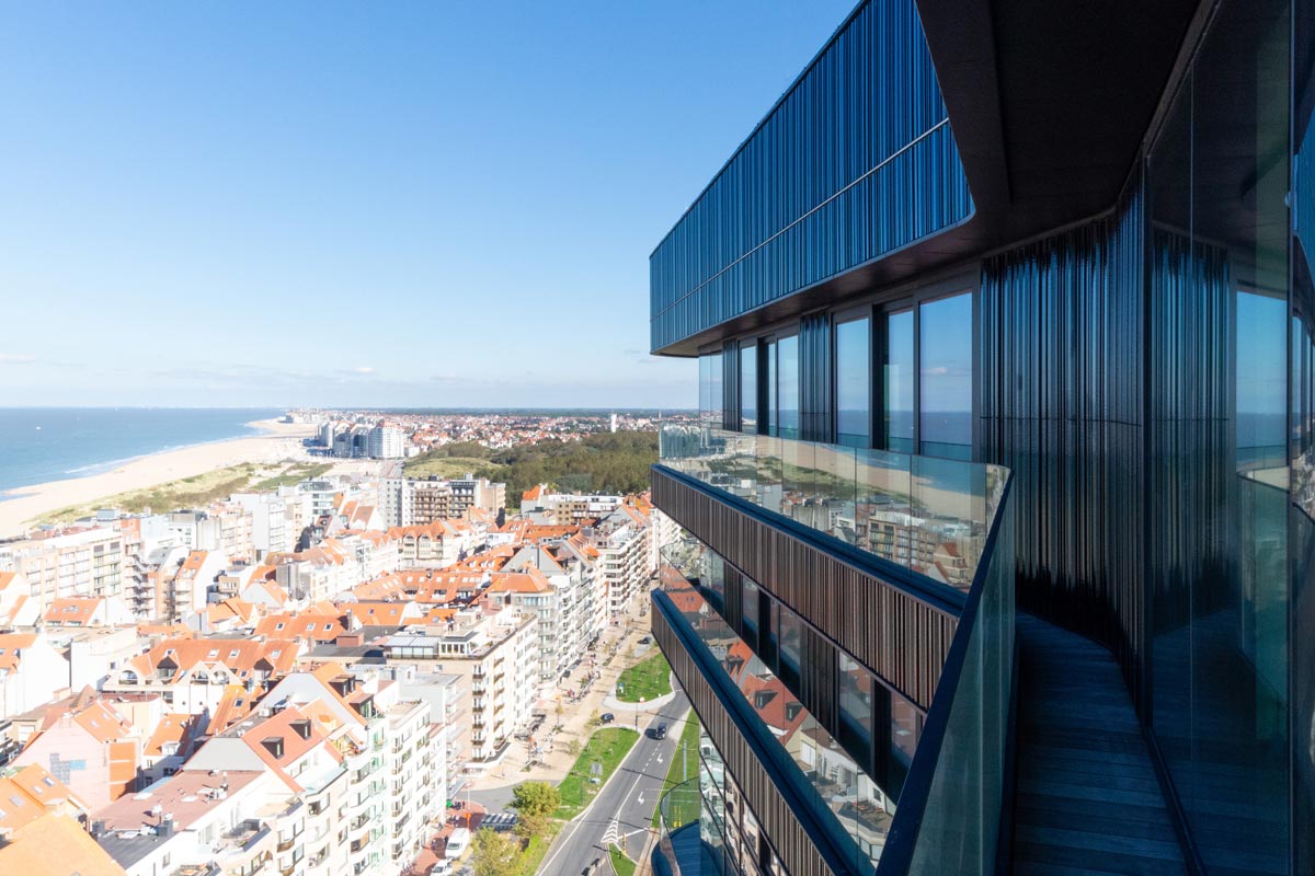 Profil prozora usklađen je s bojom keramičkih panela i pruža potporu otvorima za prozore i vrata s kliznim i krilnim elementima. Balustrade na balkonu su od stakla kako ne bi zaklonile pogled na more / foto: Ronald Schlundt Bodien | © Neutelings Riedijk Architects