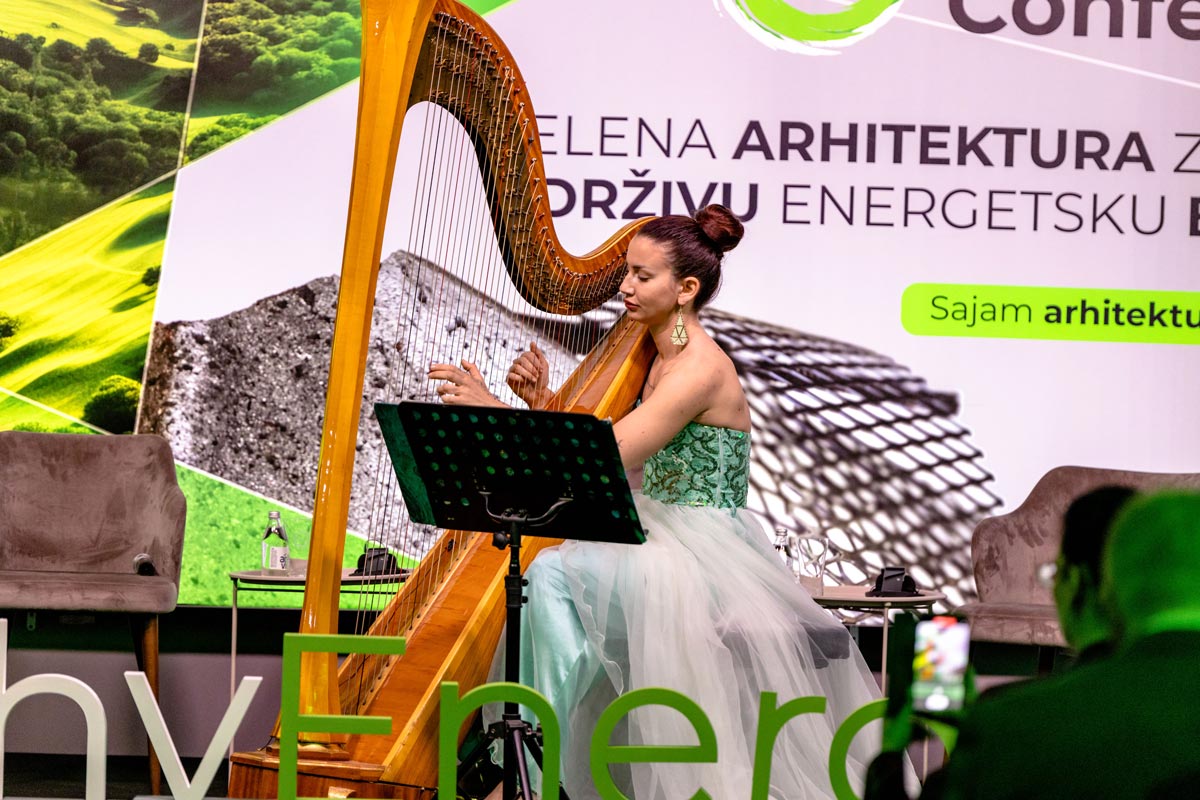 Ana Marija svira na harfi na otvaranju stručne konferencije i sajma ArchyEnergy 2025 / foto: ArchyEnergy 