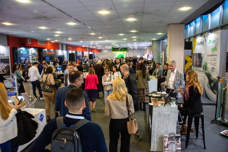 Posetioci u izložbenom delu na stručnoj konferenciji i sajmu ArchyEnergy 2025 / foto: ArchyEnergy