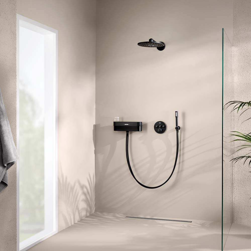 GROHE Purefoam u crnoj boji u tuš kabini / foto: GROHE