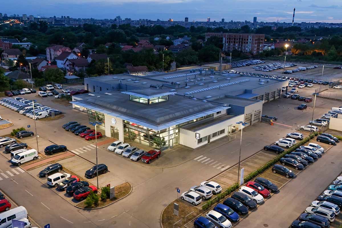 Osvetljenje parkinga salona automobila PORSCHE Sever / foto: ZG Lighting SRB