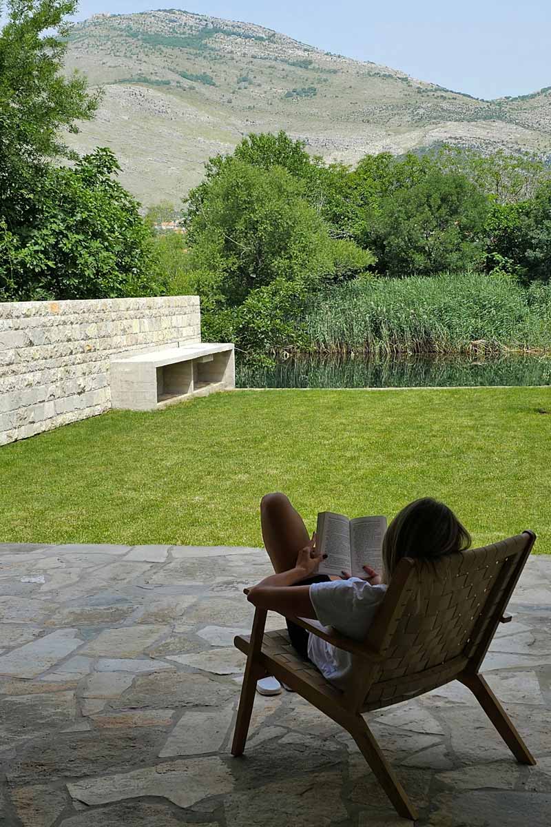 projekat: Kuća na Trebišnjici, devojka čita knjigu u dvorištu / foto: Miloš Milivojević