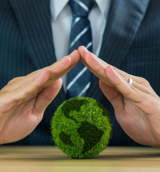 Čovek sa maketom zemlje