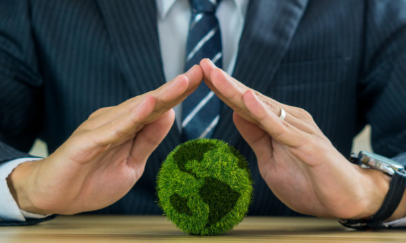 Čovek sa maketom zemlje