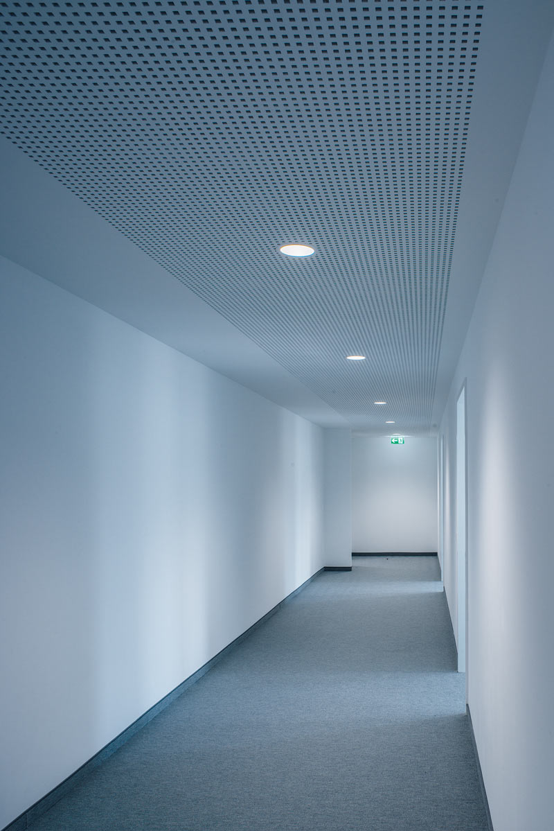 nBox centralni baterijski sistem napajanja za sigurnosno osvetljenje u hodniku / foto: Zumtobel