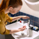 Devojka pere ruke na lavabou u kupatilu / foto: Hansgrohe