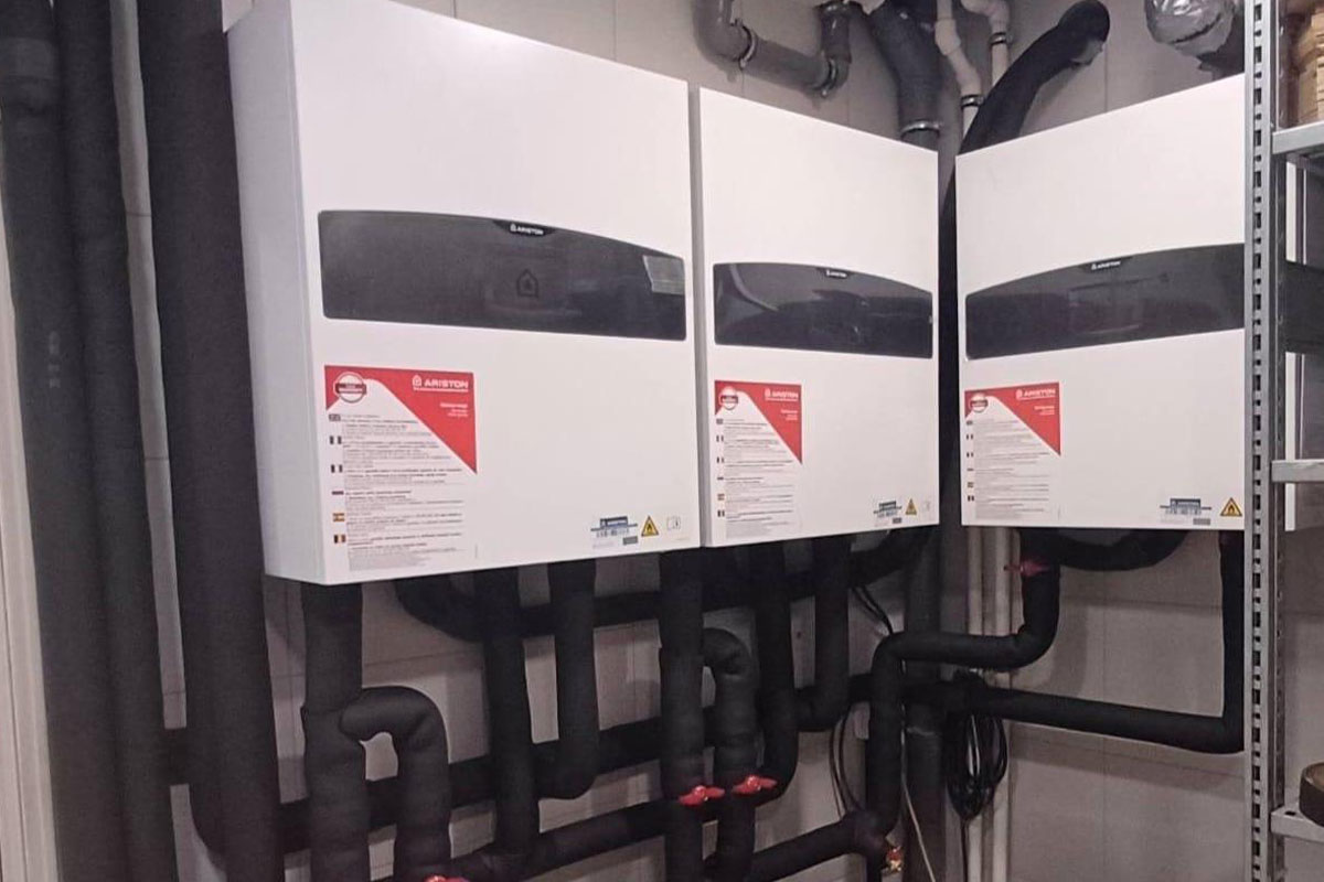 Kaskadna veza tri toplotne pumpe Nimbus Plus S-T NET R32 / foto: Ariston