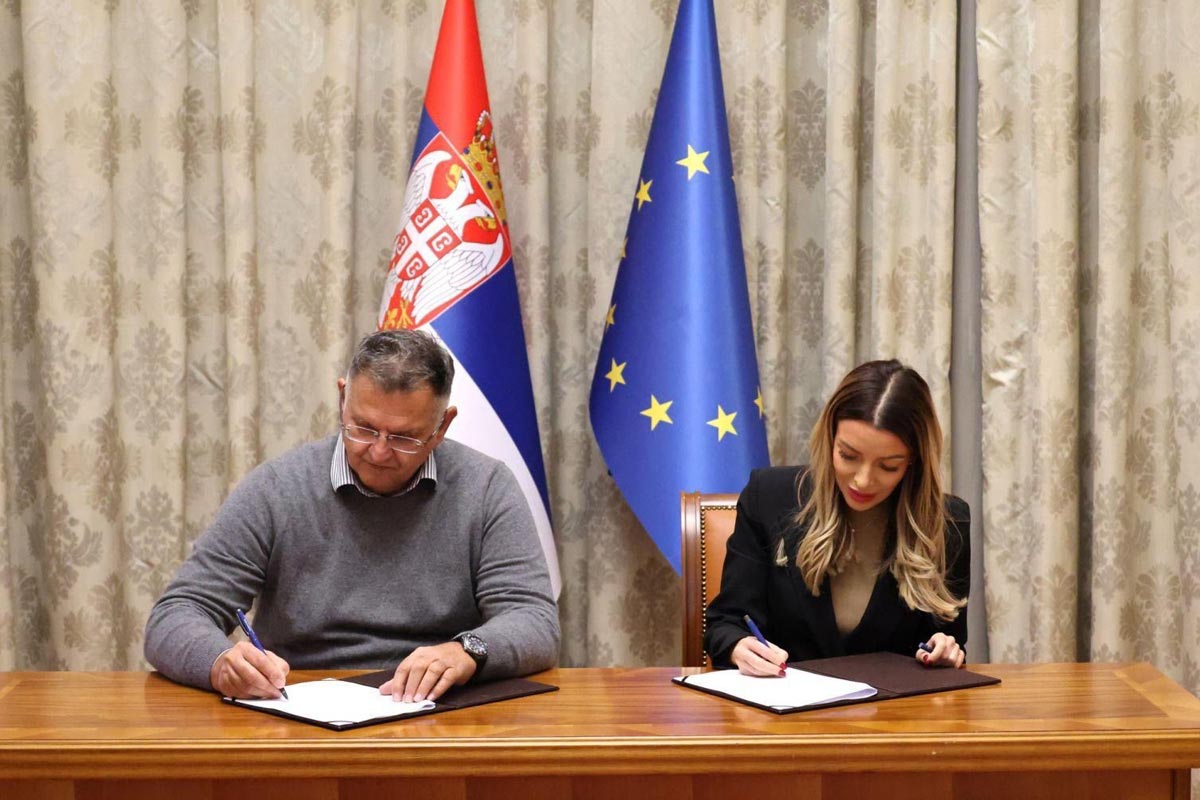 Dimitrije Knjeginjić i Adrijana Mesarović potpisuju ugovor o dodeli podsticajnih sredstava za izgradnju nove fabrike cementa / foto: Lafarge