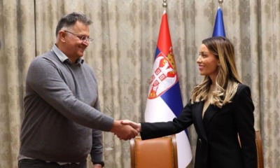 Dimitrije Knjeginjić i Adrijana Mesarović sklopili ugovor o dodeli podsticajnih sredstava za izgradnju nove fabrike cementa / foto: Lafarge
