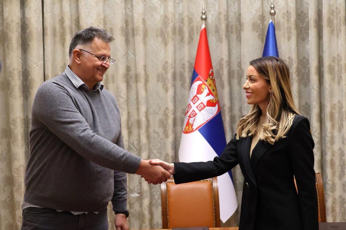 Dimitrije Knjeginjić i Adrijana Mesarović sklopili ugovor o dodeli podsticajnih sredstava za izgradnju nove fabrike cementa / foto: Lafarge