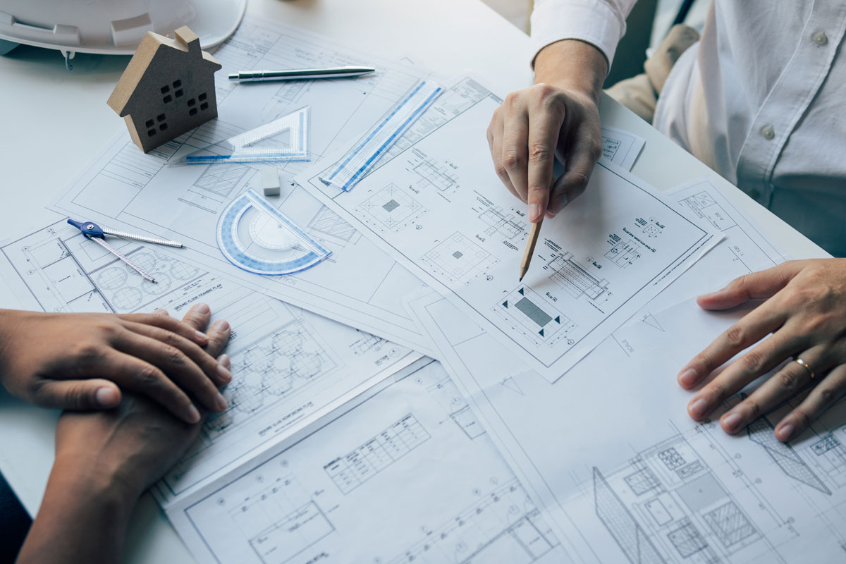 Arhitekta predstavlja projektni plan klijentu