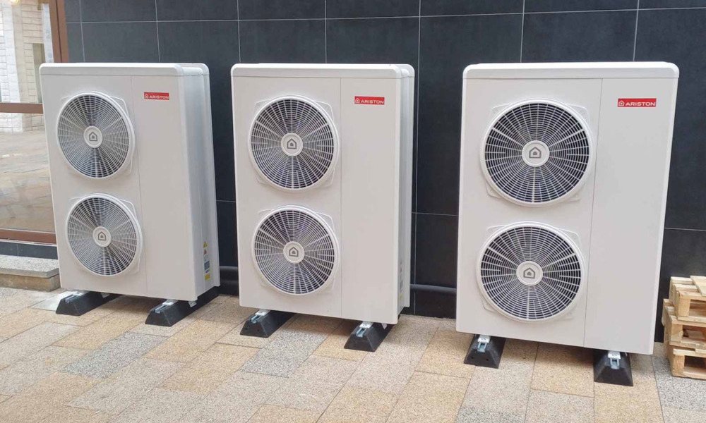 Kaskadna veza tri toplotne pumpe Nimbus Plus S-T NET R32 / foto: Ariston