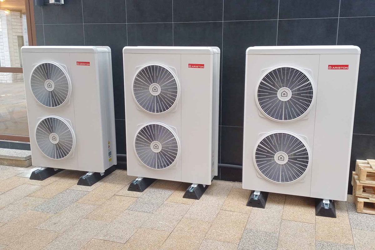 Kaskadna veza tri toplotne pumpe Nimbus Plus S-T NET R32 / foto: Ariston