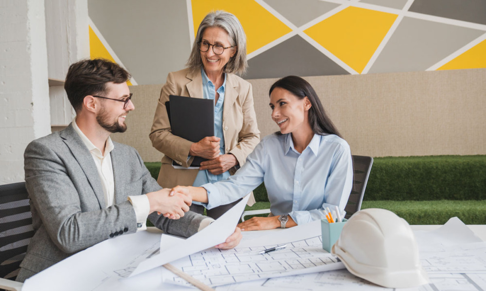 Arhitekta sklapa dogovor sa klijentom, rukovanje