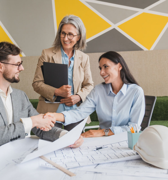 Arhitekta sklapa dogovor sa klijentom, rukovanje