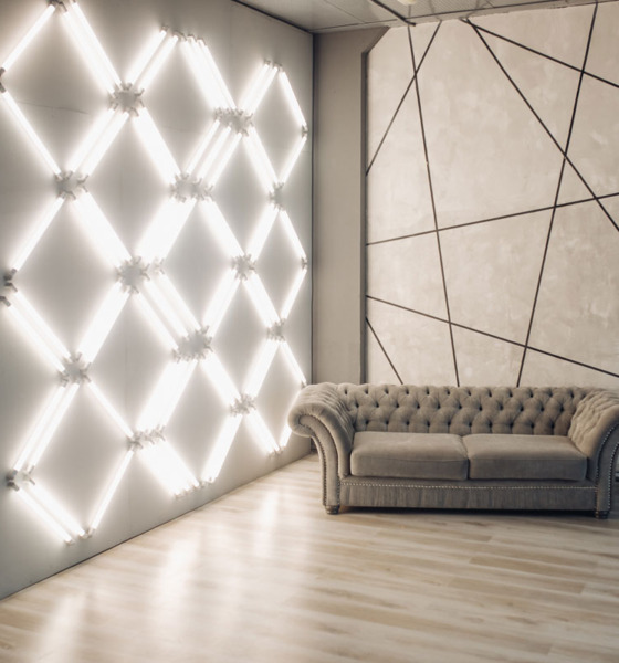 Moderni zidovi u enterijeru dnevne sobe / foto: freepik.com