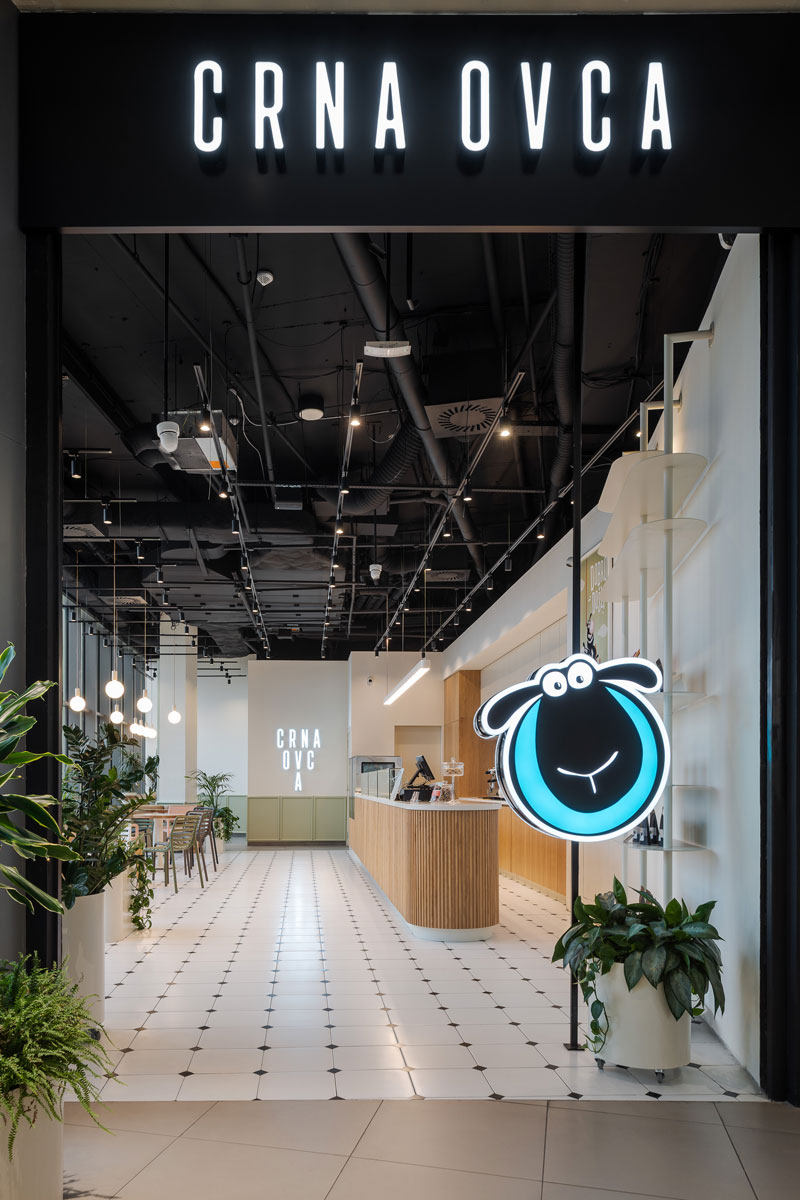 Enterijer Crne Ovce u Ada Mall / foto: Miloš Martinović