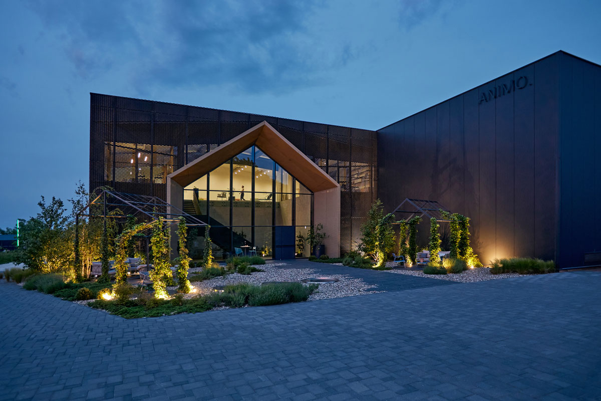 Noćni prikaz eksterijera izložbenog prostora firme Animo / foto: Luka Šarac