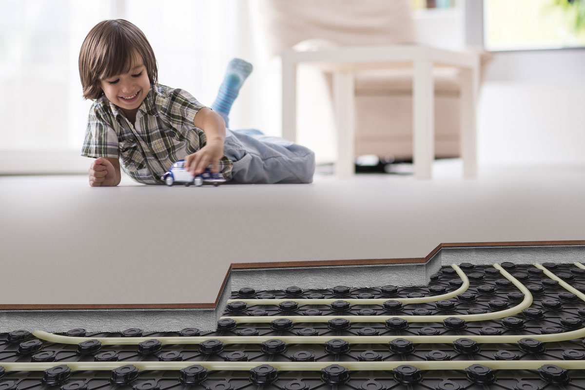 DeÄak se igra na podu koji ima ploskovno grejanje / foto: Fragmat S