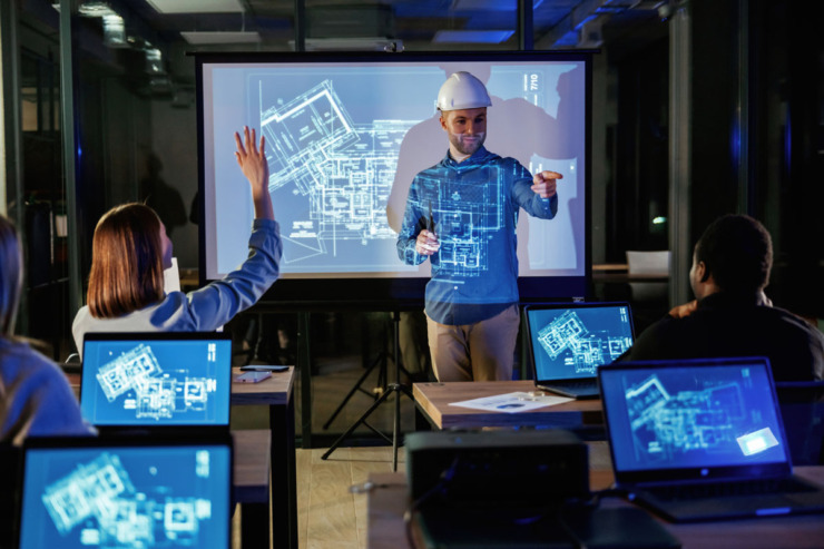 Arhitekta drži edukaciju o projektu