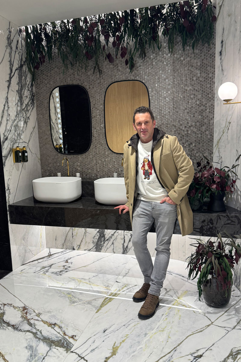Predrag RaÄen, urednik Äasopisa "grenef." u posetici Porcelanosa fabrike