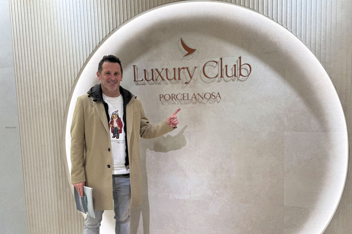 Predrag RaÄen, urednik Äasopisa "grenef." u posetici Porcelanosa fabrike